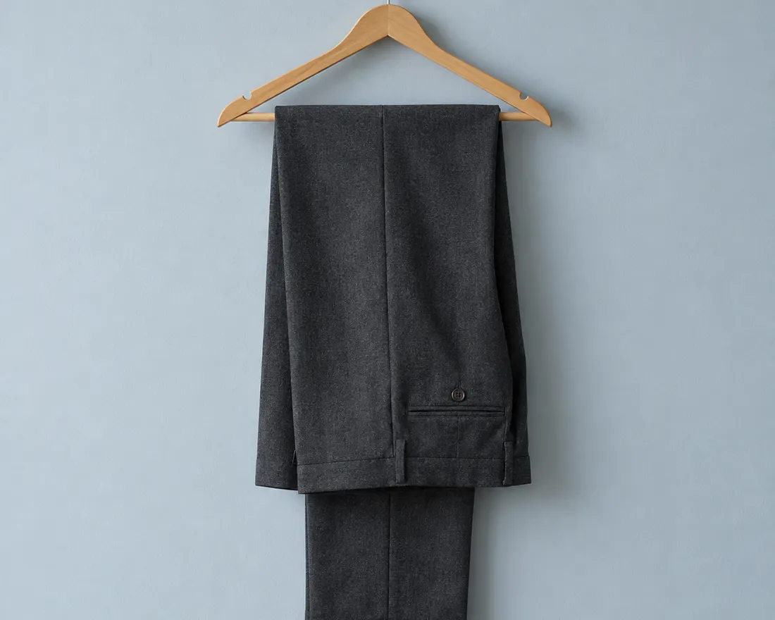 Pantalón de vestir gris marengo doblado sobre una percha